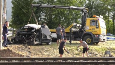 Влак смачка до неузнаваемост кола на прелеза във Враца, шофьорът – с леки наранявания