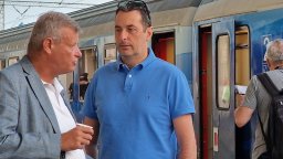 Първият влак с новите вагони тръгна към Бургас, сред пътниците са Гвоздейков и шефът на БДЖ