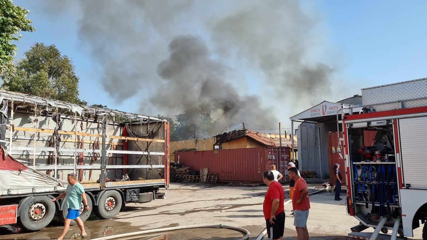 Пожар избухна в склад за пелети в Русе, силен гръм събуди няколко квартала (видео)