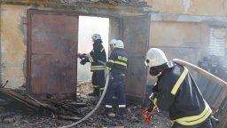 Пожар обхвана една от изоставените казарми в центъра на Велико Търново