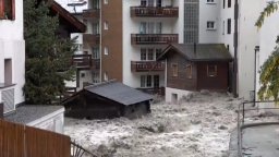 Бурите в Швейцаия активизираха свлачища, трима души са в неизвест (видео)