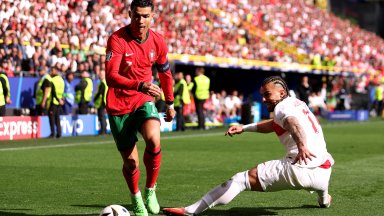 Фенове ядосаха Роналдо при поредния му рекорд, а Португалия е на осминафинал
