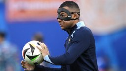 Франция организира контрола за Мбапе, който вкара два гола с маска на лицето