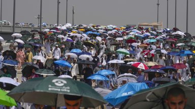 Повече от 1000 души са починали в горещините по време на хаджа