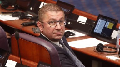 Мицкоски  отговори на Борисов и Радев: Няма да коленичим пред България 