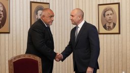 Борисов обвини Радев в "инсинуация, че България ще дава кеш, каш или Сашо на Украйна"