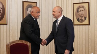 Борисов обвини Радев в инсинуация, че България ще дава "кеш, каш или Сашо на Украйна"