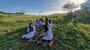 Магични ритуали за Еньовден събраха десетки жени на поляните в село Горна Арда (снимки)