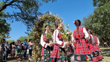 Еньовден е български народен празник който се чества на 24