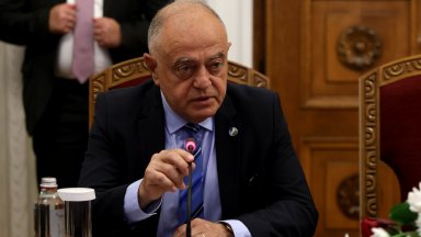 Атанасов пита президента защо снайперисти пазят дома на Бойко Борисов