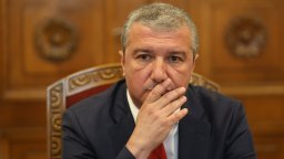 Драгомир Стойнев: Без действия на правителството, животът в "Лукойл" ще замре