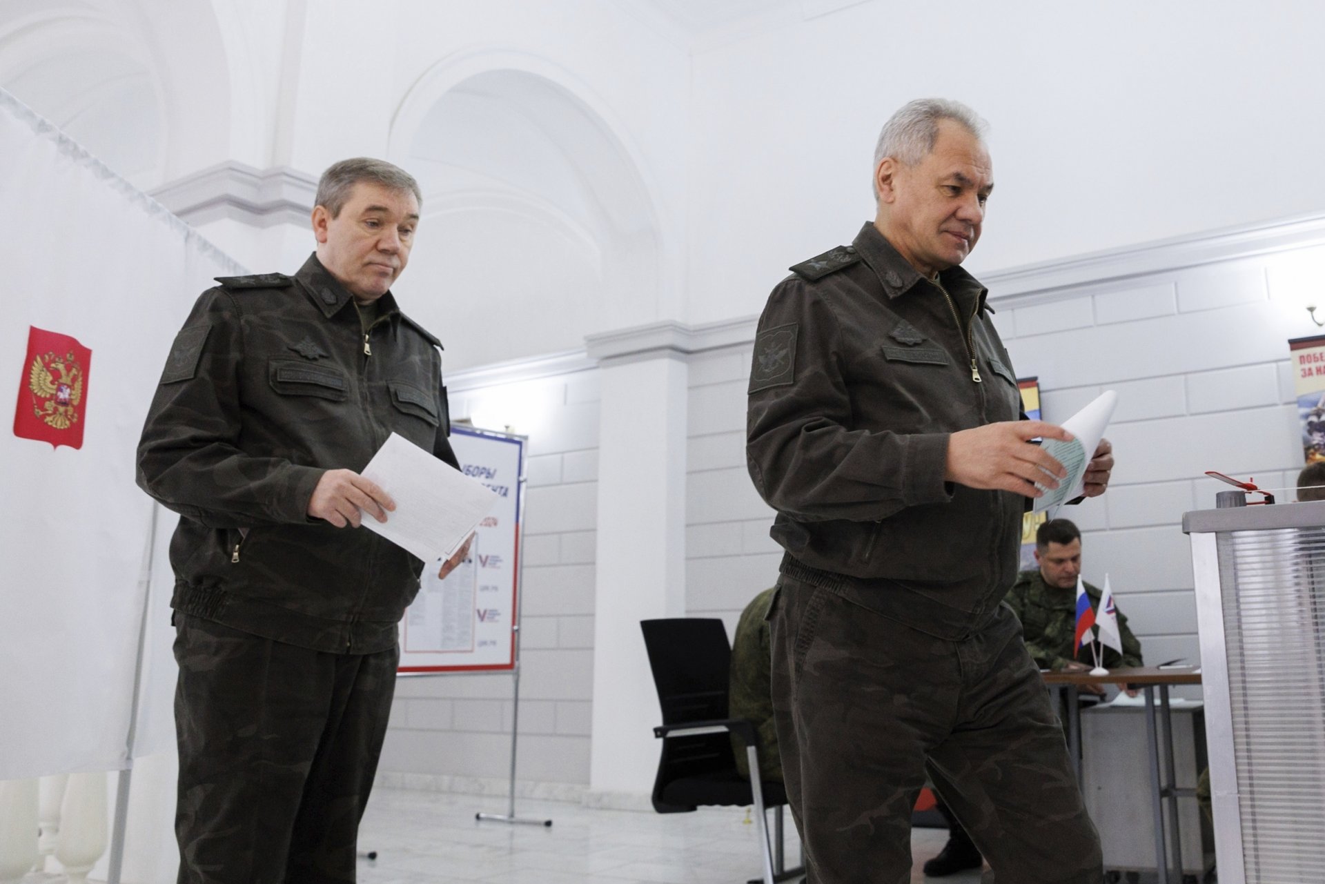 Генералите Сергей Шойгу (вдясно) и Валерий Герасимов
