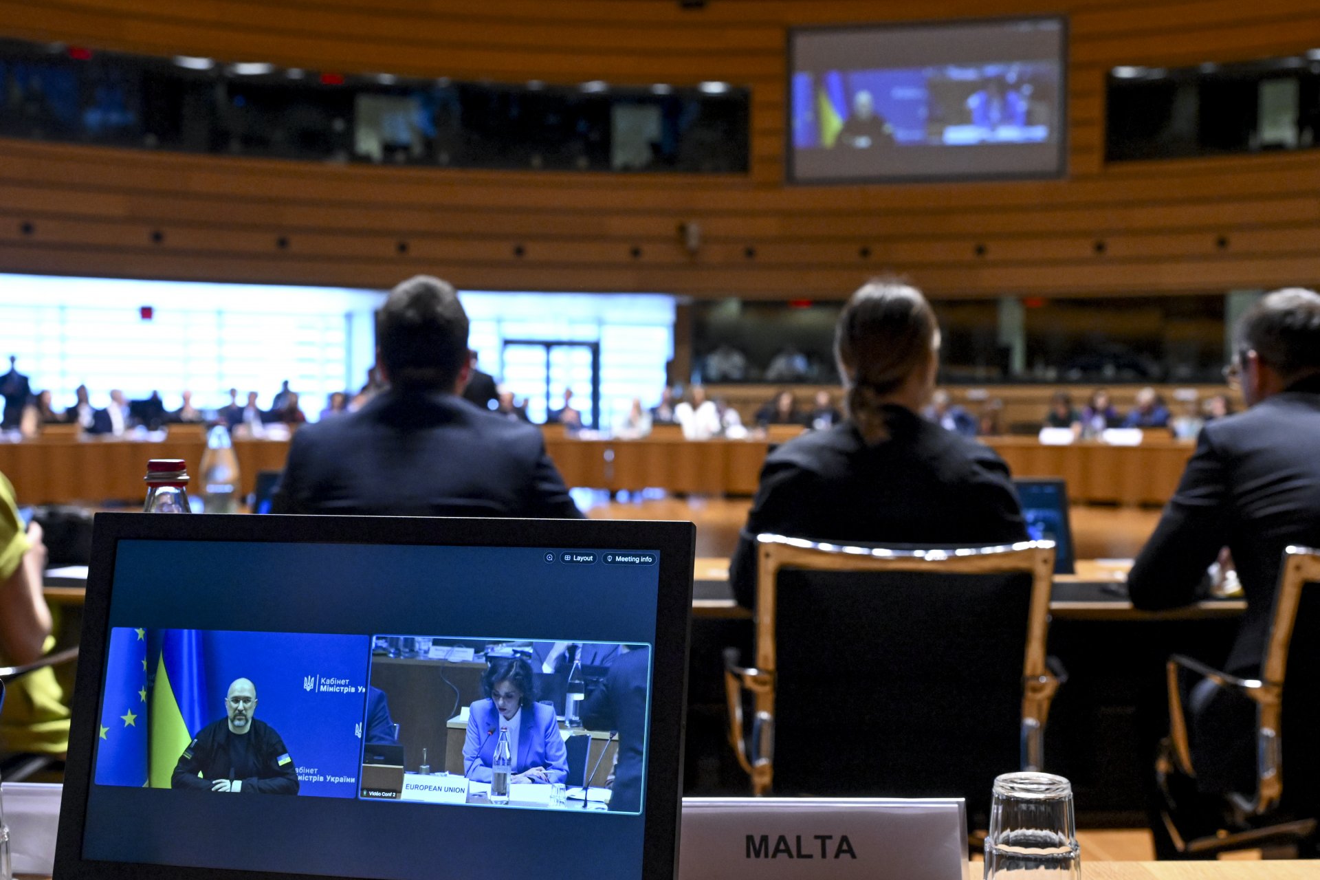 Украинският премиер Денис Шмигал се обърна към участниците в заседанието чрез видеоконферентна връзка