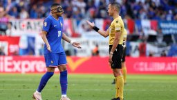 И маскираният Мбапе не помогна: Нов неубедителен мач остави Франция втори в групата