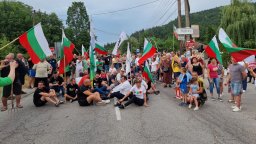 Седящ протест срещу тировете през "Петрохан" затвори за кратко пътя София-Монтана