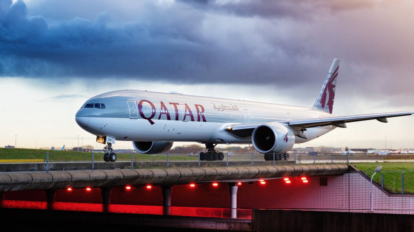 Катарската национална авиокомпания Qatar Airways ще прекрати своите директни полети