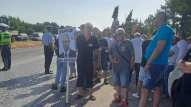 "Обричат ни на фалит": Собственици на фотоволтаици затвориха главния път Русе-София 