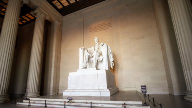 Восъчната статуя на Ейбрахам Линкълн се разтопи поради високите температури(видео)