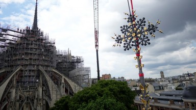 "Нотр Дам" в Париж се спря на модерен интериор за повторното си откриване през декември
