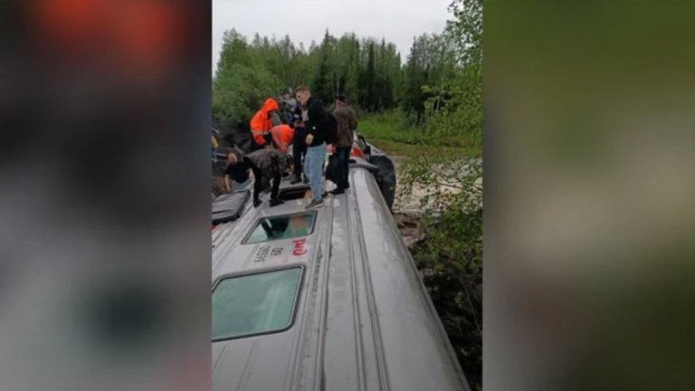 9 вагона от пътнически влак дерайлираха в Русия, пострадали са около 70 души (видео)