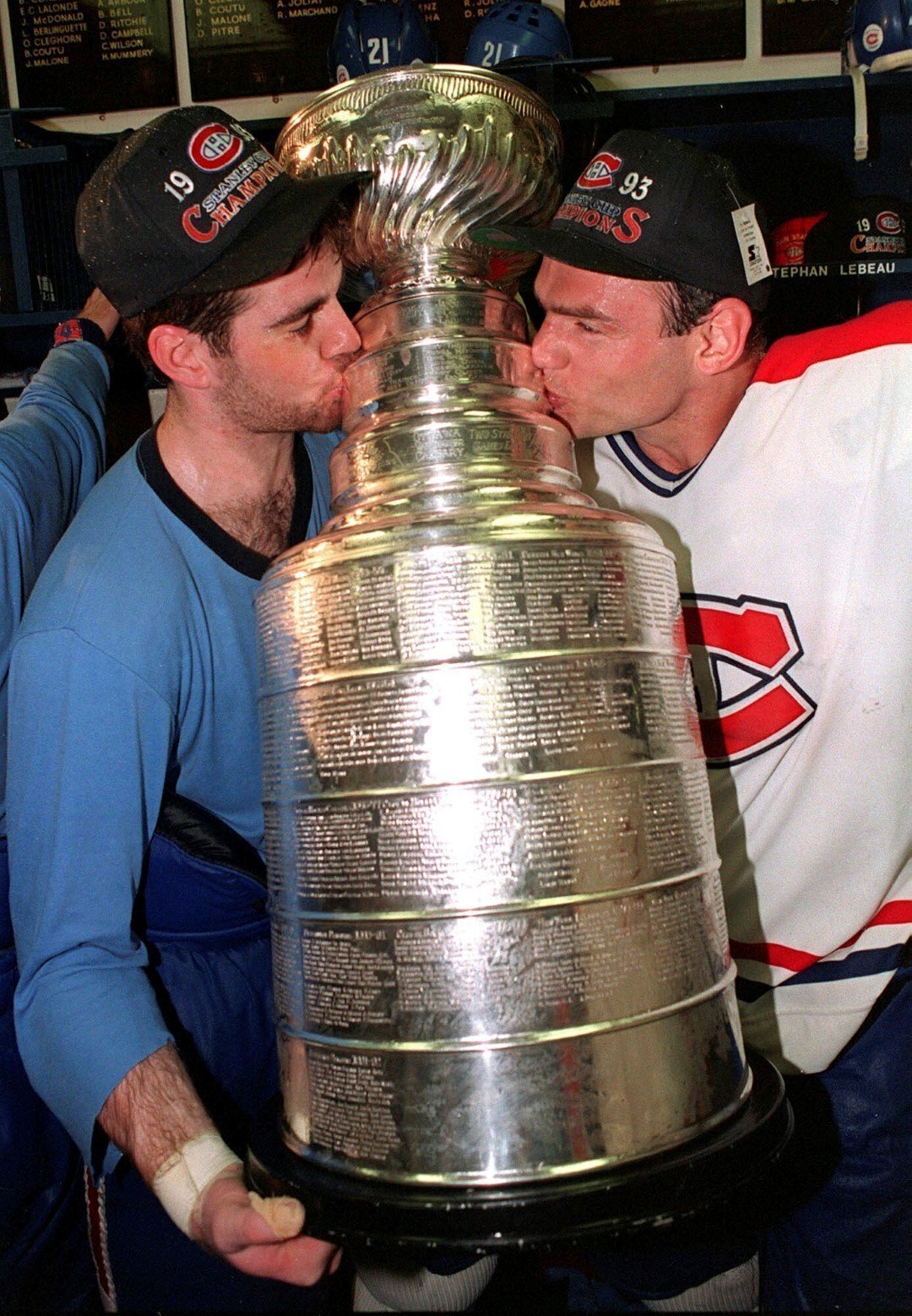 Две от звездите - Ед Ронан и Брайън Белоус, целуват Купа "Стенли", спечелена от Монреал през 1993 г.