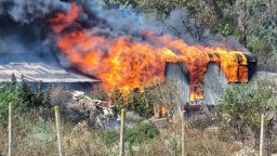 Пожар край вилна зона край Варна, огънят стигна до дворовете на къщите