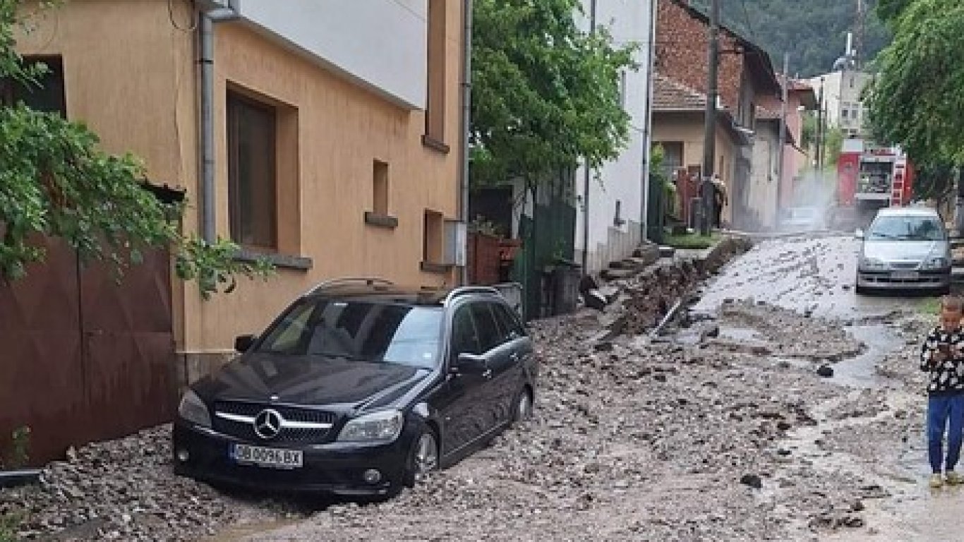 Порой в Тетевен образува огромни свлачища, улици като реки пометоха контейнери с боклук (видео)