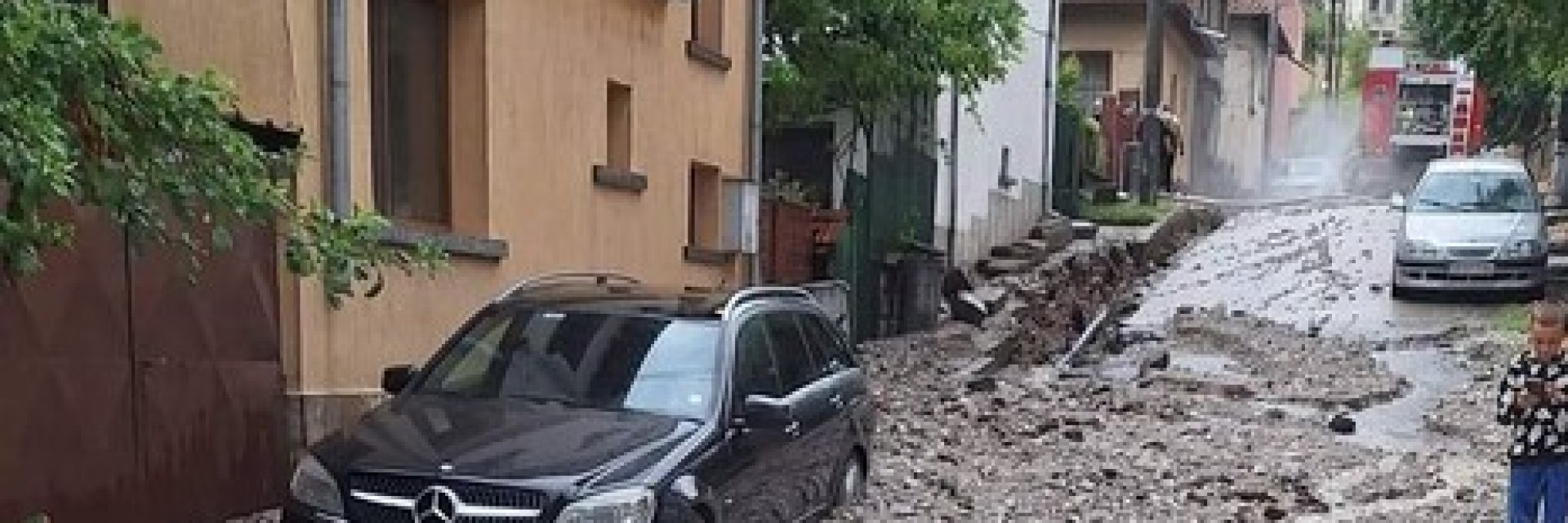 Порой в Тетевен образува огромни свлачища, улици като реки пометоха контейнери с боклук (видео)