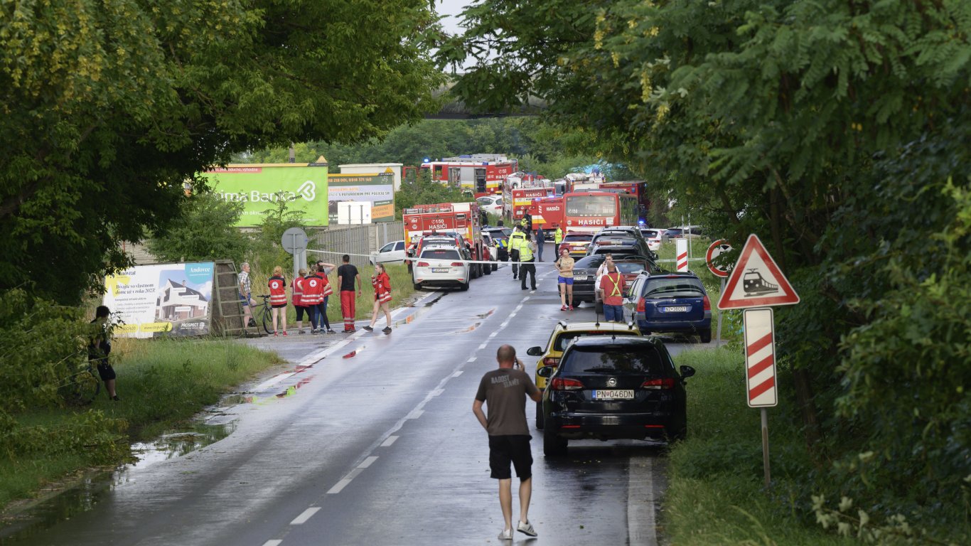 Човешка грешка довела до смъртоносния сблъсък между влак и автобус в Словакия