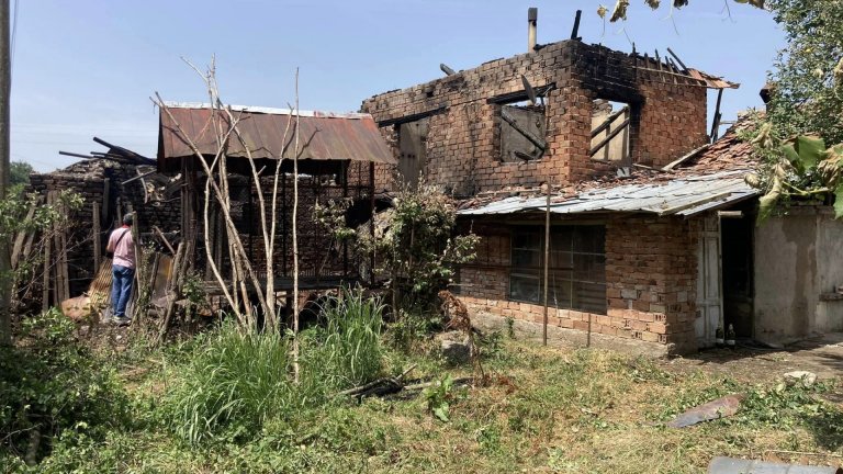 Две деца, отглеждани от баба и дядо, останаха без дом, къщата им изгоря до основи