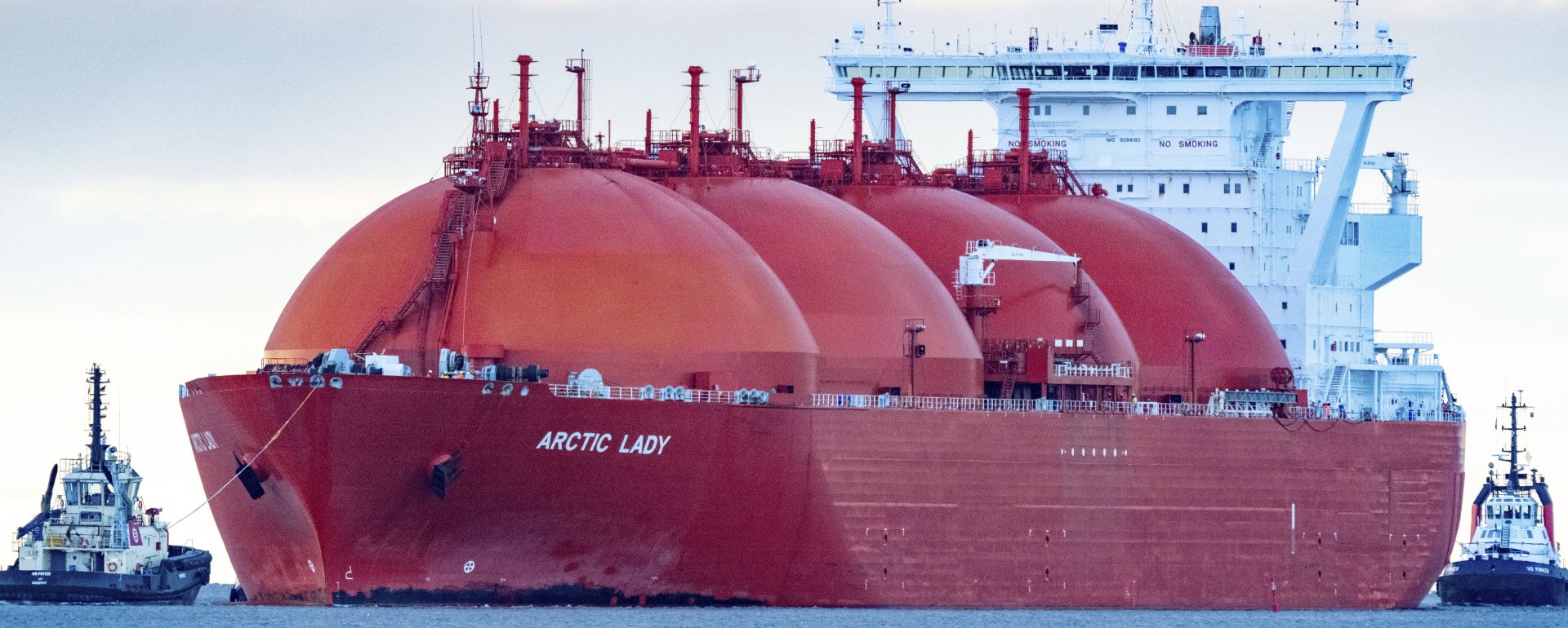 Придружен от влекачи, LNG танкерът „Arctic Lady“ транспортира товар от втечнен природен газ до енергийния терминал „Deutsche Ostsee“ в Сасниц, 18 април 2024 г.
