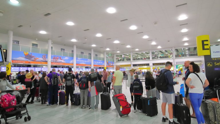 Хиляди пътници бяха блокирани на лондонското летище "Гетуик"