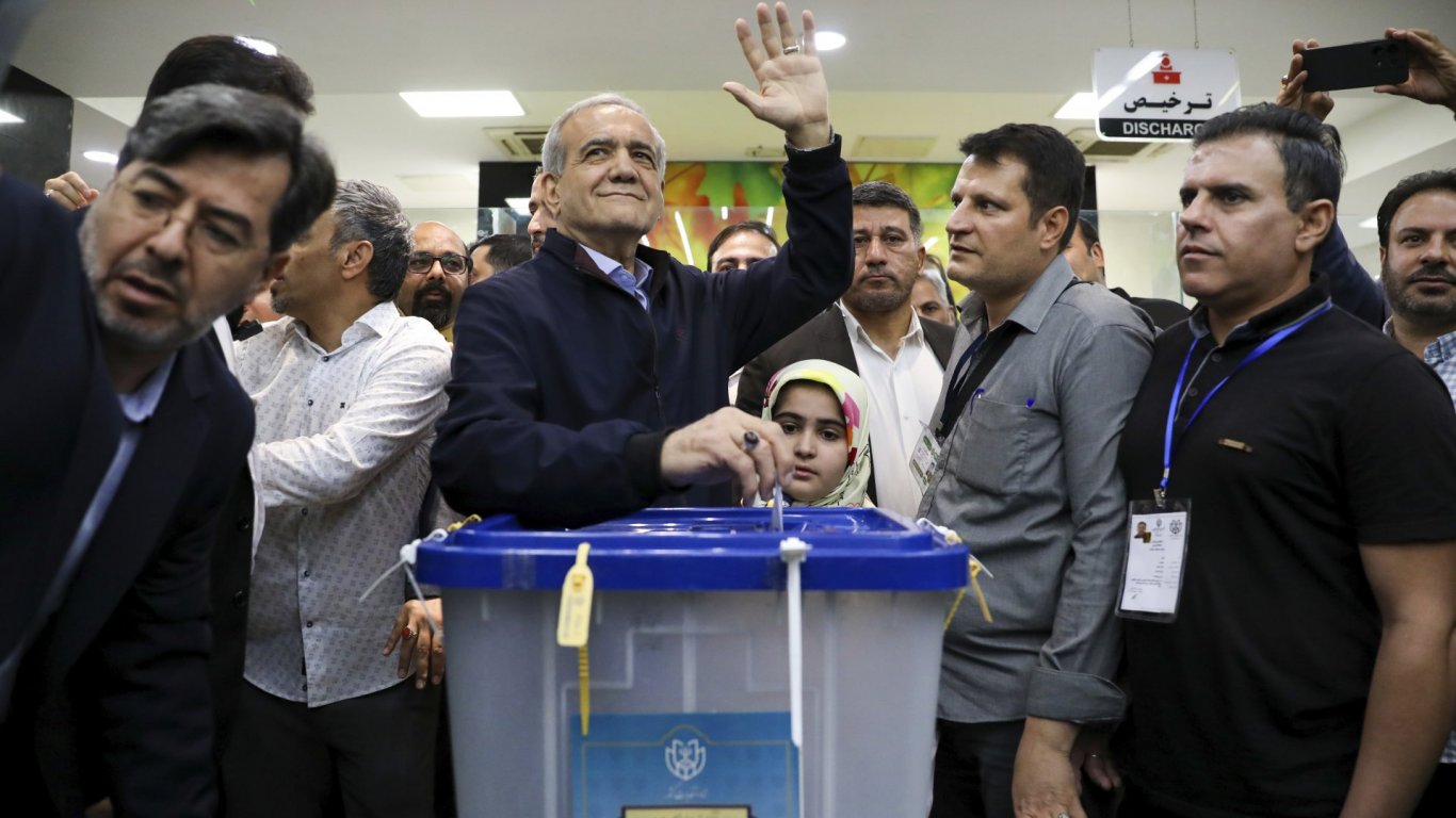 Единственият кандидат реформист води на изборите за президент в Иран