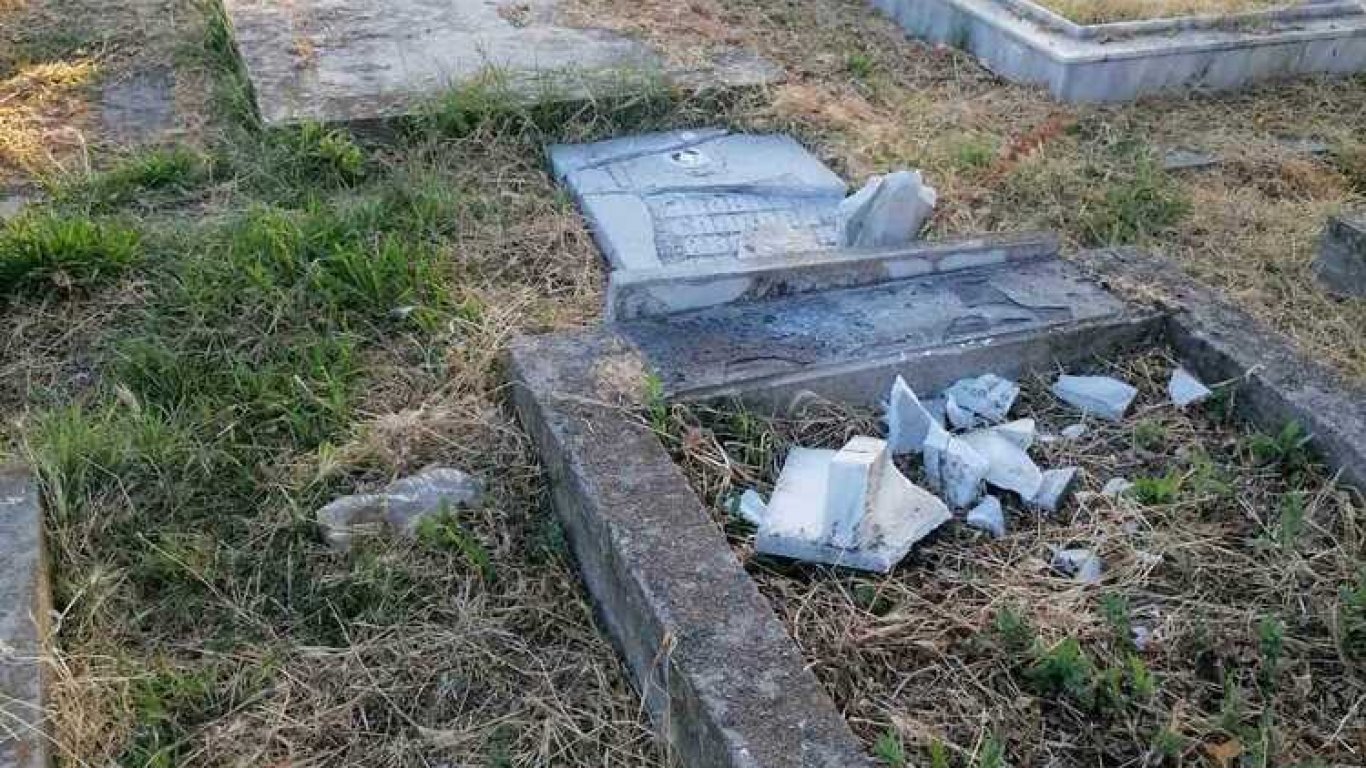 Деца поругаха десетки паметни плочи в новозагорското гробище