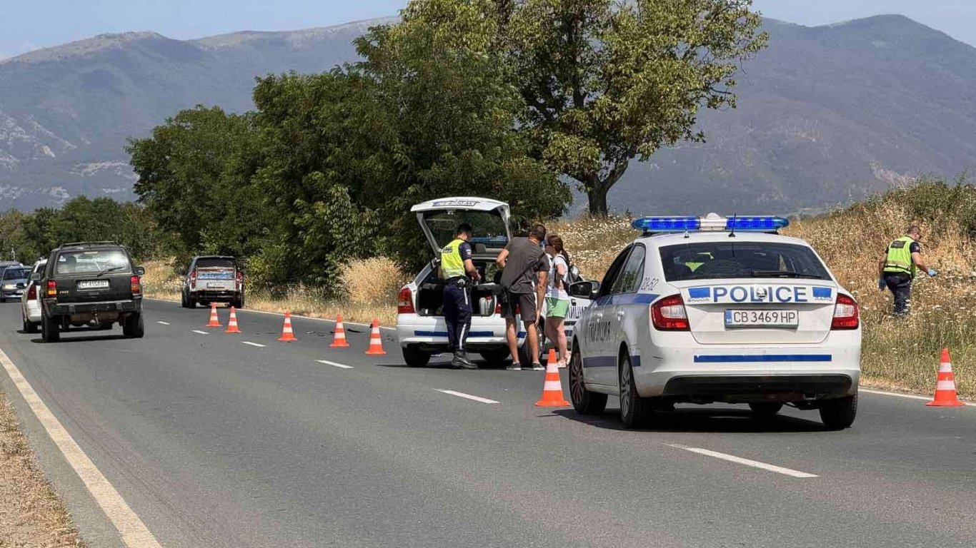 Моторист загина на пътя край Казанлък след сблъсък с автомобил