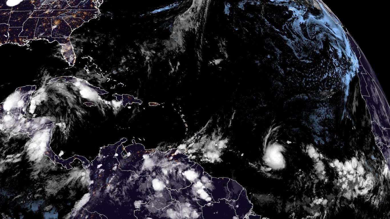 Задава се първият ураган за годината, тропическата буря "Берил"