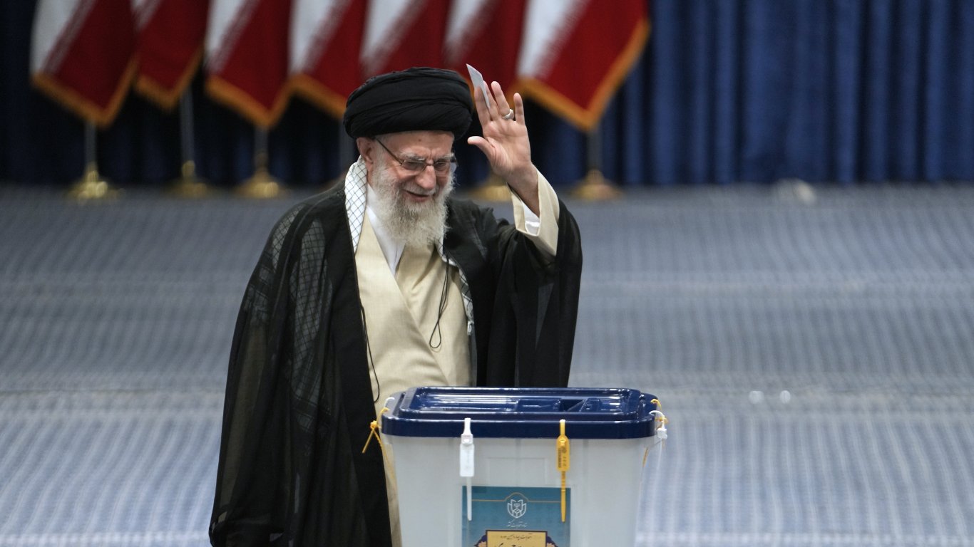 Иранският върховен лидер аятолах Али Хаменей маха на медиите, преди да гласува на президентските избори в Техеран