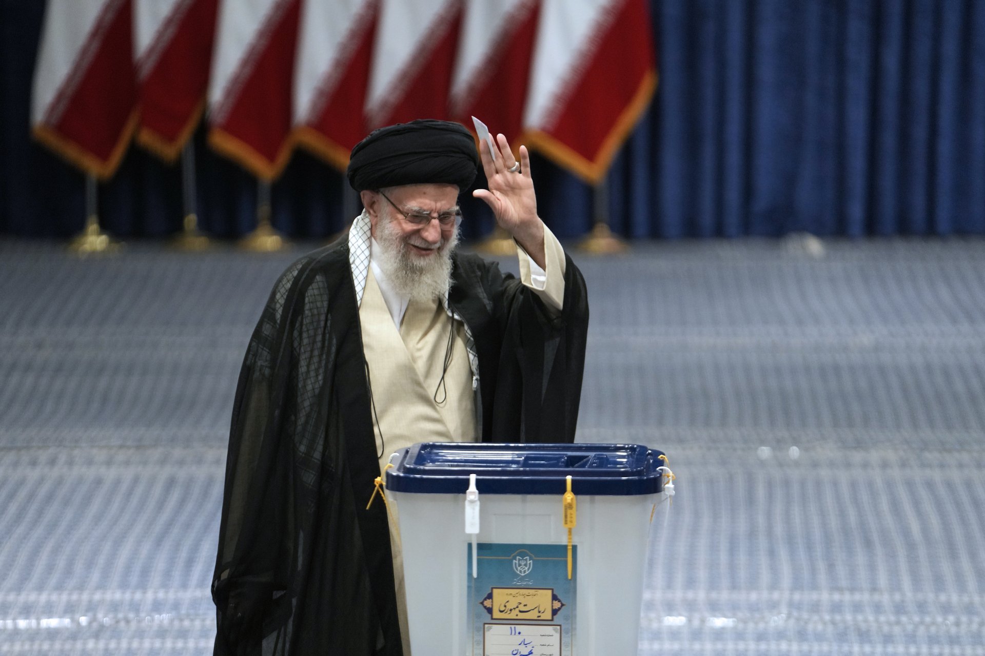 Иранският върховен лидер аятолах Али Хаменей маха на медиите, преди да гласува на президентските избори в Техеран