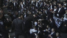 Хиляди ултраортодоксални евреи на протест заради наборната служба