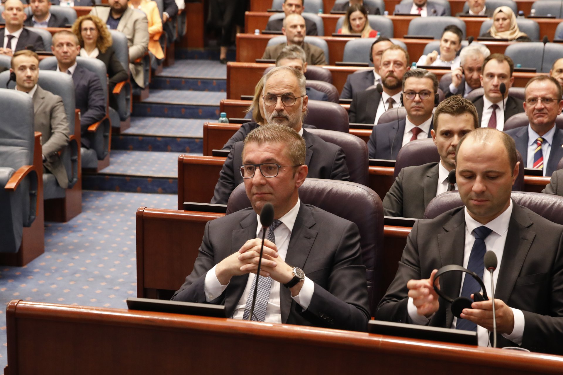 Парламентът на Северна Македония, на преден план лидерът на ВМРО-ДПМНЕ и премиер Християн Мицкоски