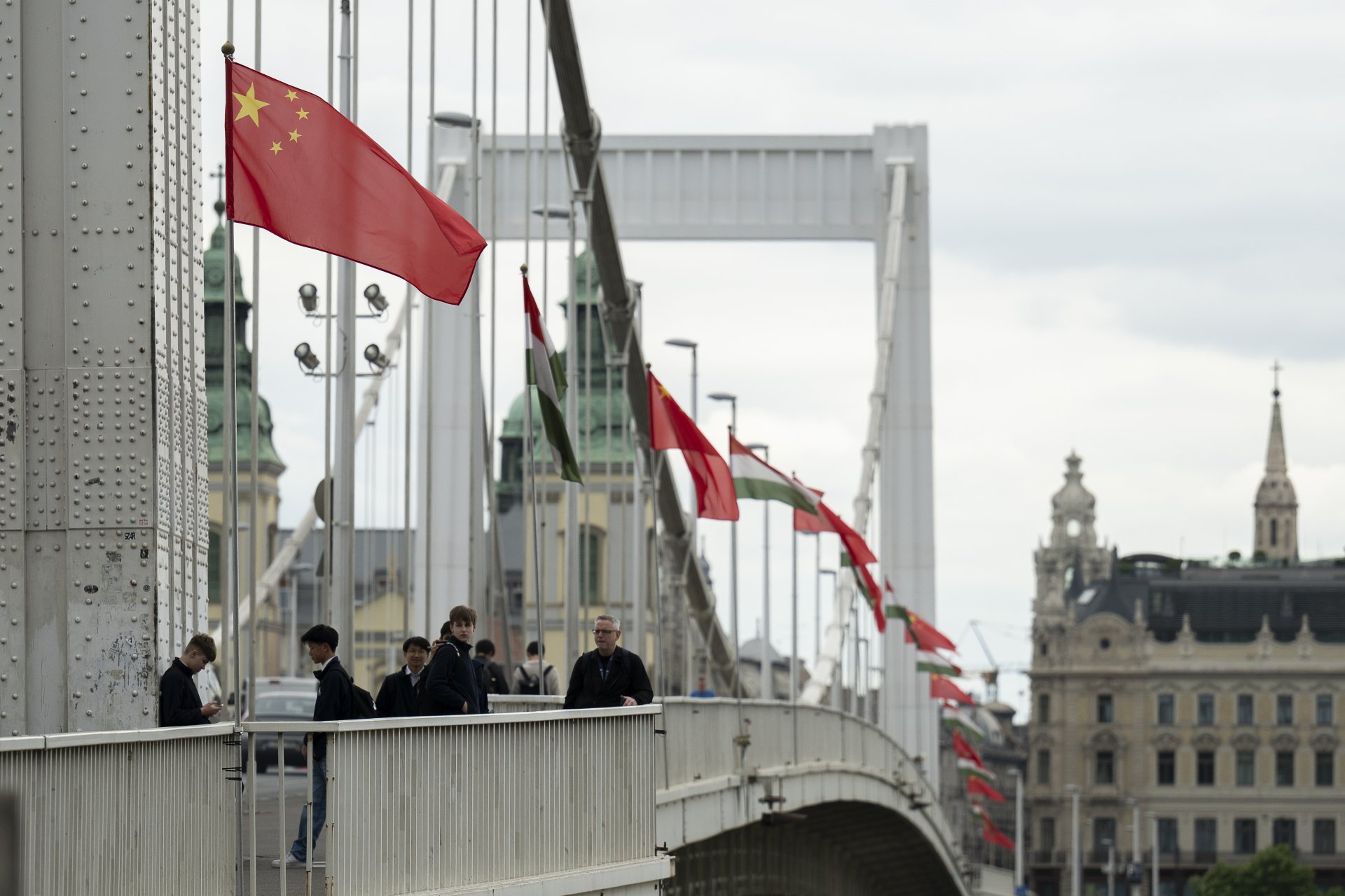Китайски и унгарски знамена се вечт на моста Елизабет в Будапеща, 8 май 2024 г. Унгария затвърждава икономическите си връзки с Китай