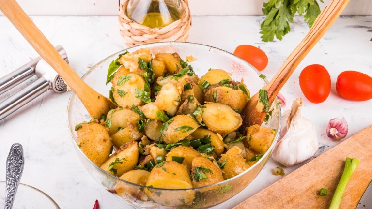 Пикантна лятна картофена салата