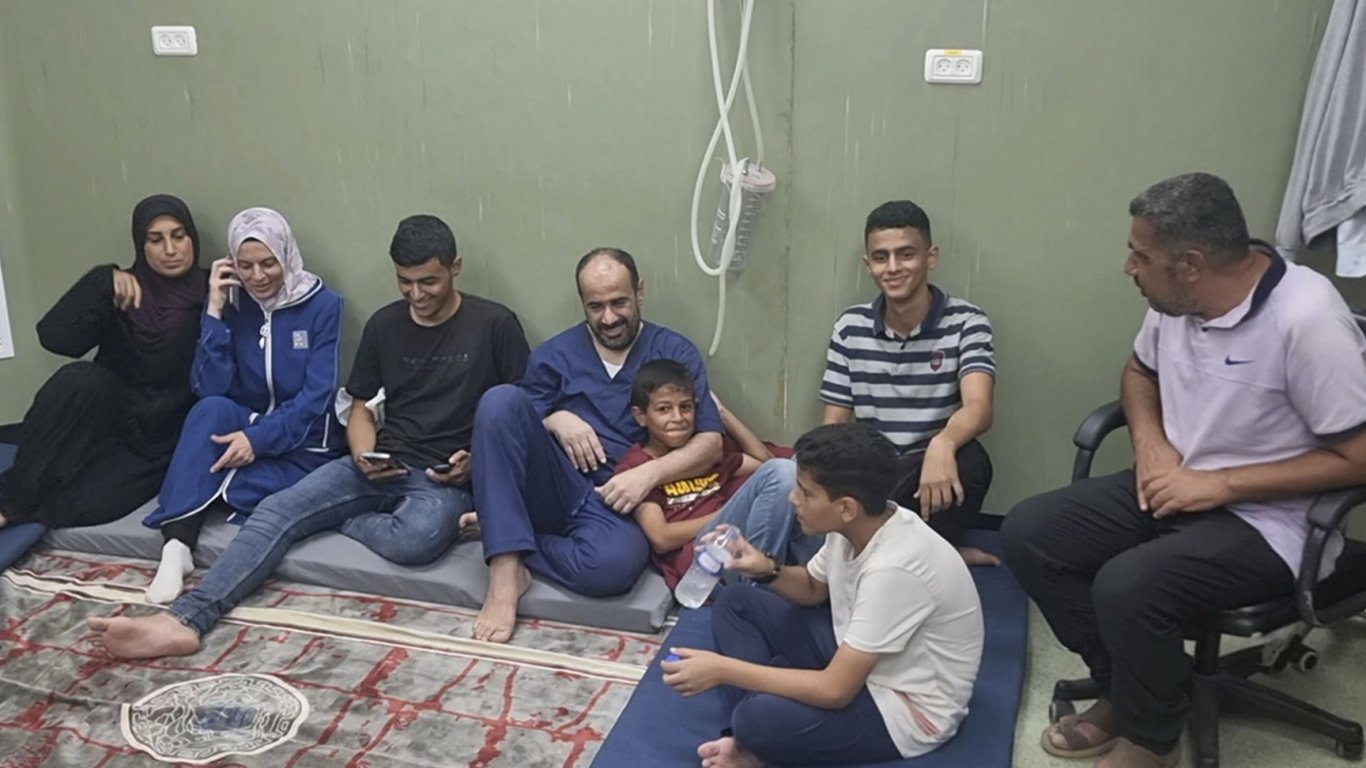 Освободеният директор на болница "Аш Шифа" в Газа обвини Израел, че го изтезавали жестоко и му счупили палец