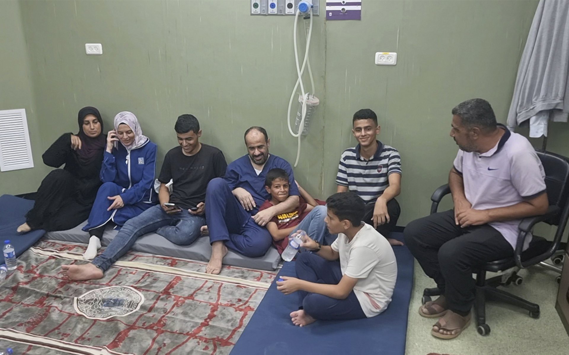 Снимка от видеозапис показва директора на болница "Аш Шифа" в град Газа Мохамед Абу Салмия (в центъра) заедно със семейството си и други освободени от Израел палестинци, 1 юли 2024 г. 