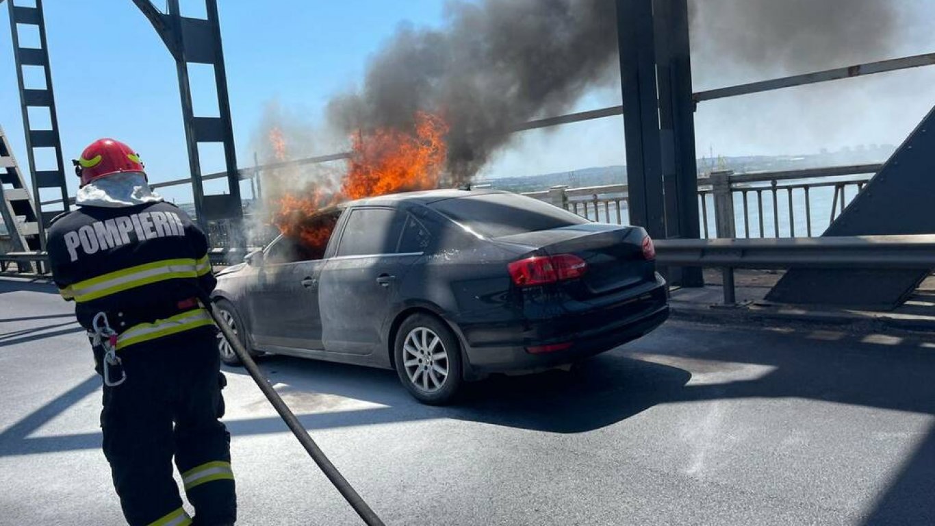 Румънски автомобил пламна в движение на "Дунав мост" (снимки)