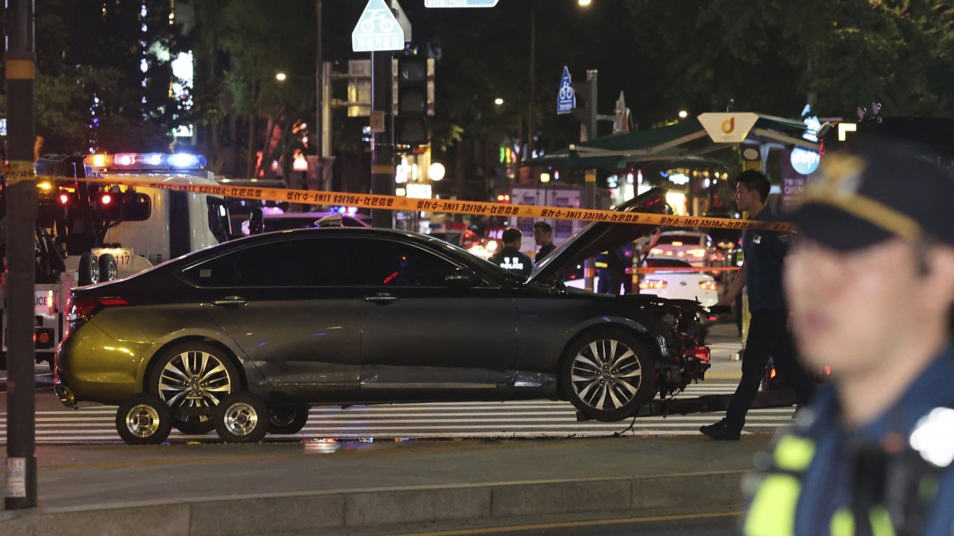 Автомобил се вряза в група хора близо до кметството в Сеул и причини смъртта на девет души