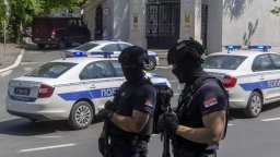 Арестуваха нападателя с арбалета пред израелското посолство в Белград