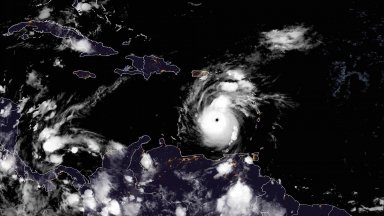 Ураганът "Берил" взе жертва, опустоши Гренада, движи се с 261 км/ч (видео)