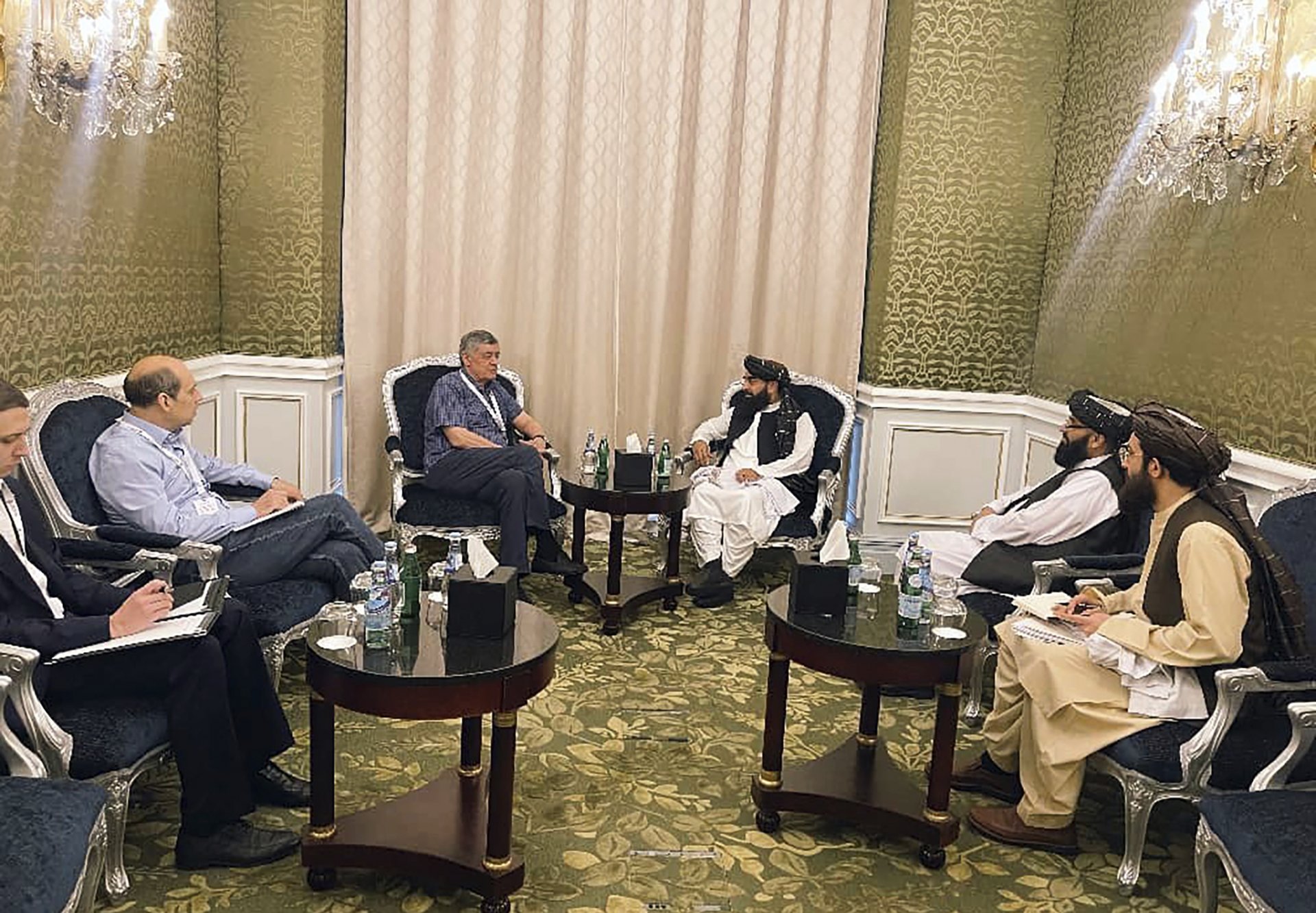 Снимка от преговорите с талибаните в Доха