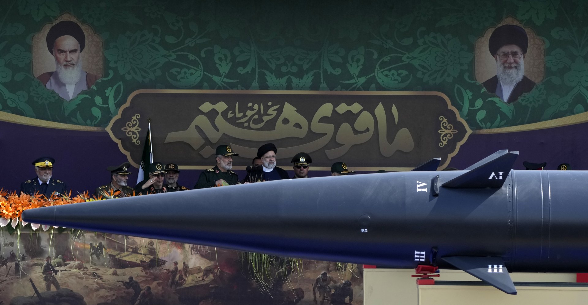 Вече покойният ирански президент Раиси слуша бригаден генерал Амир Али Хаджизадех, по време на годишен военен парад в Техеран, 22 септември 2023 г. 